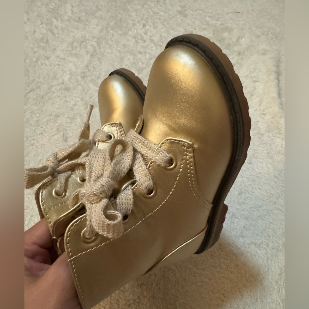 ❤️Cat & Jack Shiny Gold Kids Boots 8c
***Bundle 3 for $25